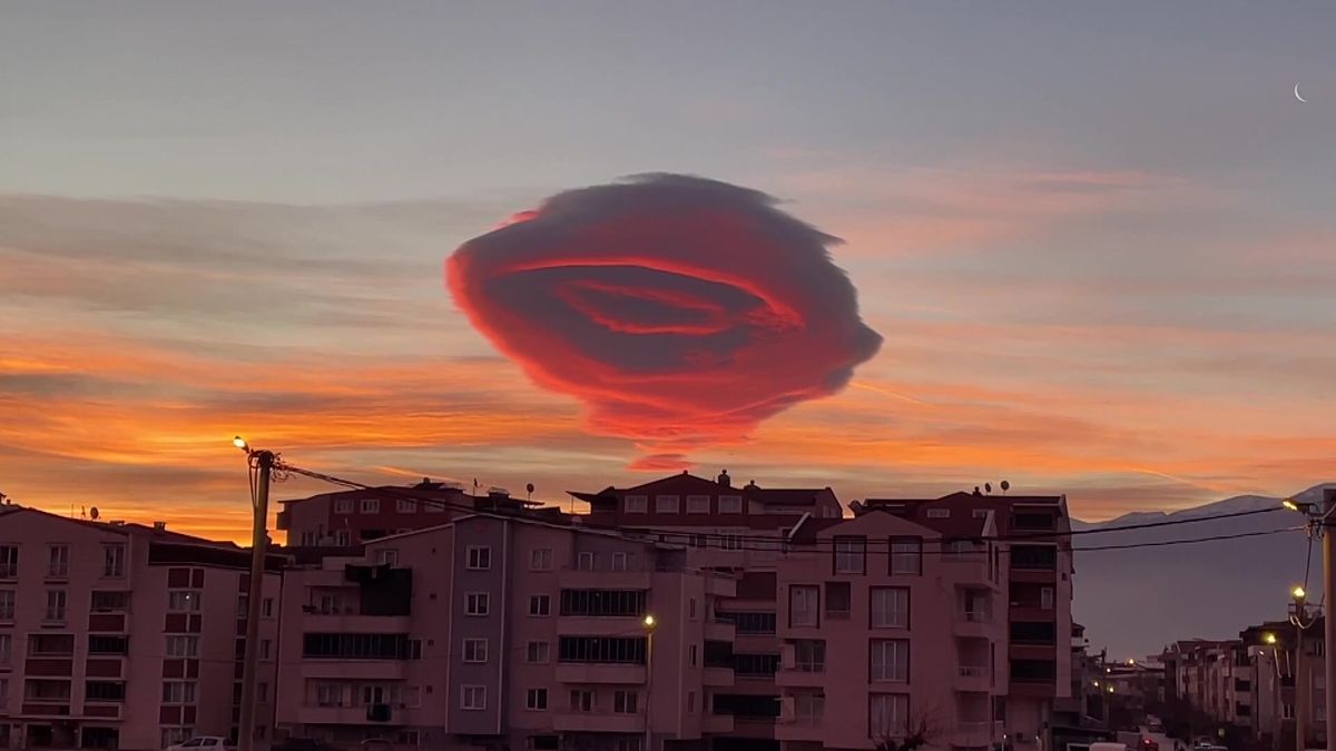Video: Zvláštní úkaz připomínající UFO překvapil turecké město
